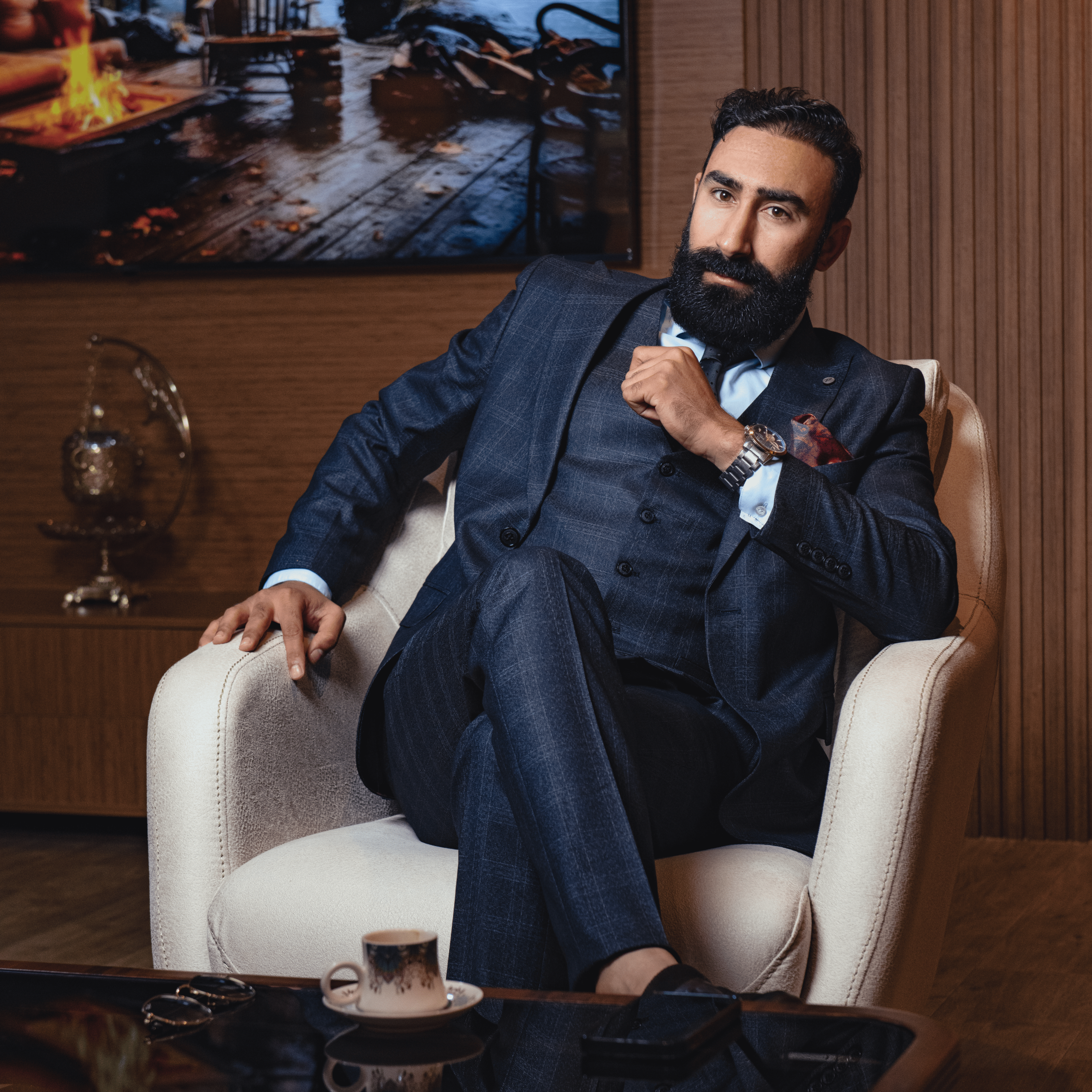 Aimad Dahbi dans un salon premium